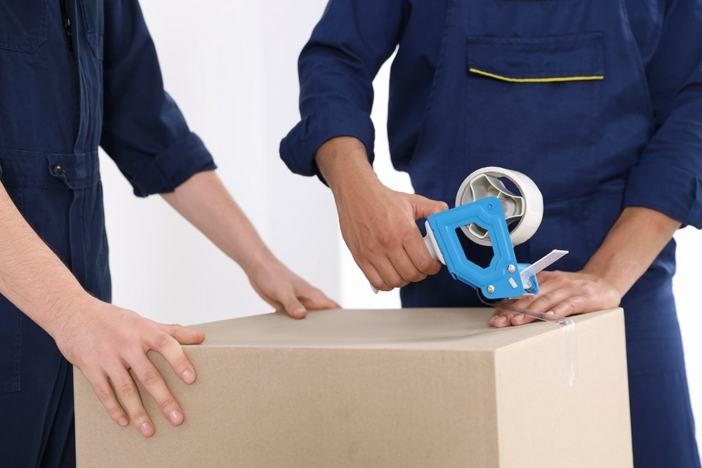 movers-packing-box-with-tape